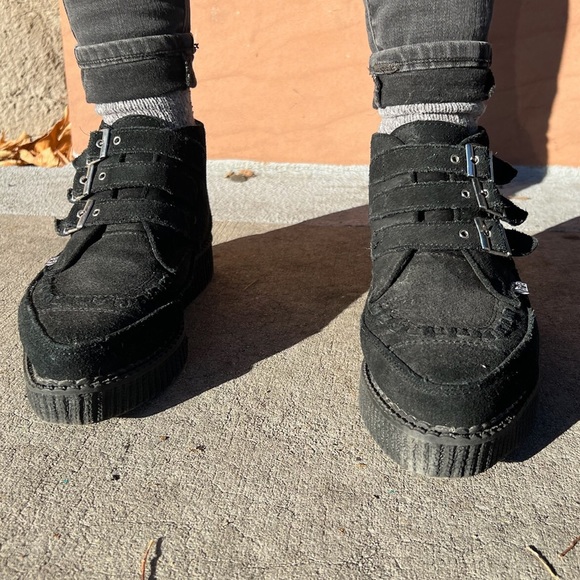 T.U.K. 3-Buckle Black Suede Leather Pointed Toe Creeper Boot Size 7 - Picture 4 of 8